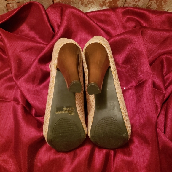 Blush bootie heeled in Size 7 NWOT - Picture 3 of 5